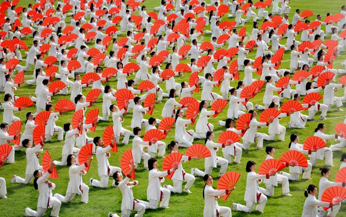 北京大学千余名教职工表演燕园功夫扇。新京报记者 李木易 摄