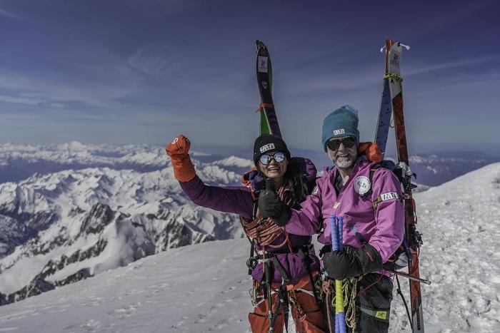 高宁（右）、杨小华成功登顶法国勃朗峰 图源：国际山地旅游联盟