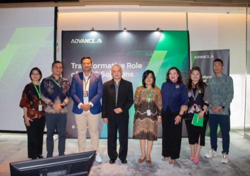△ ADVANCE.AI与印尼金融服务管理局的 APU PPT 监管部门代表合影
