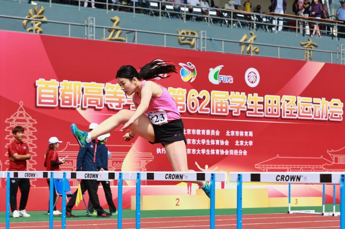 运动员奋起一跃跨过跨栏。新京报记者 李木易 摄