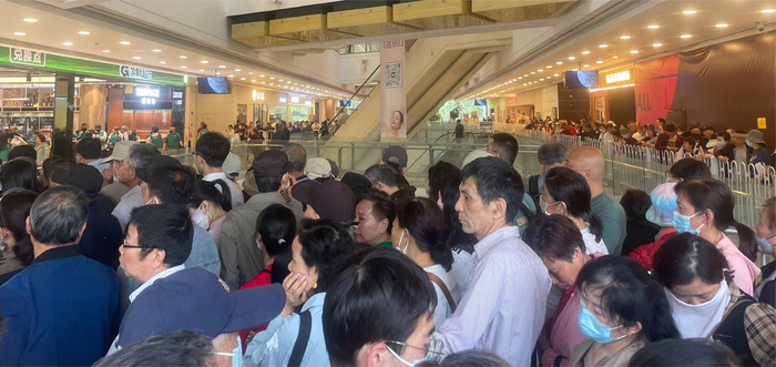 紫峰超市开业当日的排队人群。薛晶晶/摄