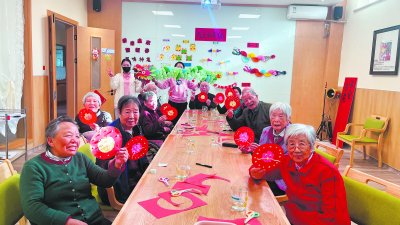     亲亲之家的老人们聚集在一起做手工。  图片由受访者提供