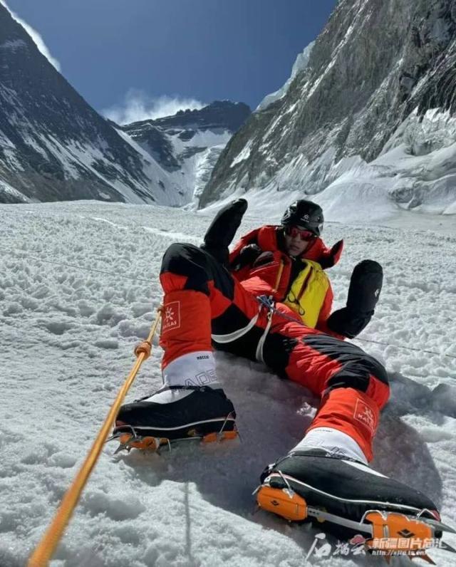 新疆15岁少年成中国最年轻珠峰登顶者！曾两次想放弃挑战，被父亲劝说坚持到底