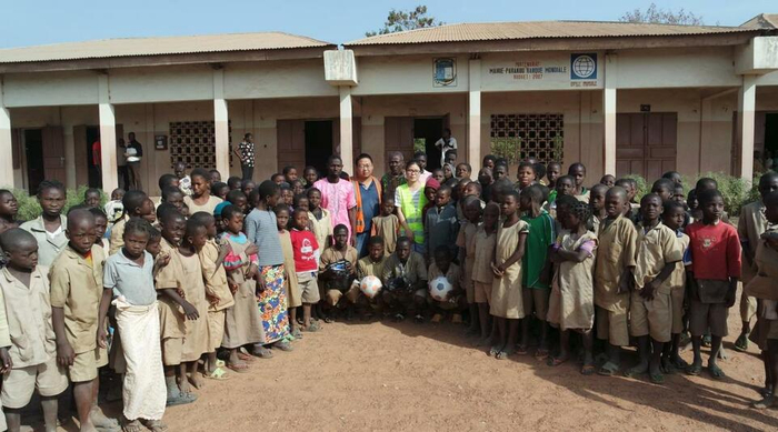 贝宁帕拉库市政道路项目部向当地小学赠送学习用品