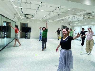 花样同学中老年艺术中心（建邺校区）正在进行舞蹈课堂授课。 南京日报/紫金山新闻记者 朱旖旎 摄