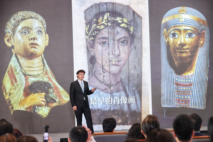 展览将展出多个木乃伊面具、法老雕像及中间的木乃伊肖像。（赖鑫琳 摄）