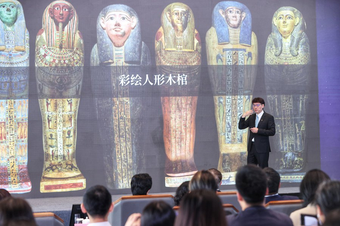这些最新发现彩绘人形木棺都将来到上海，且仅此一站。（赖琳琳 摄）
