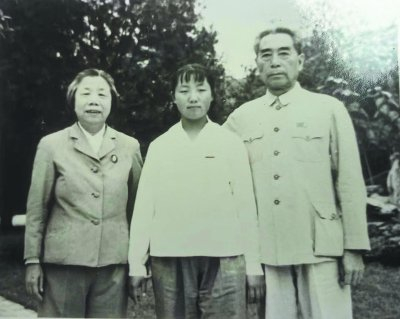     周秉建与伯父周恩来、伯母邓颖超在一起。