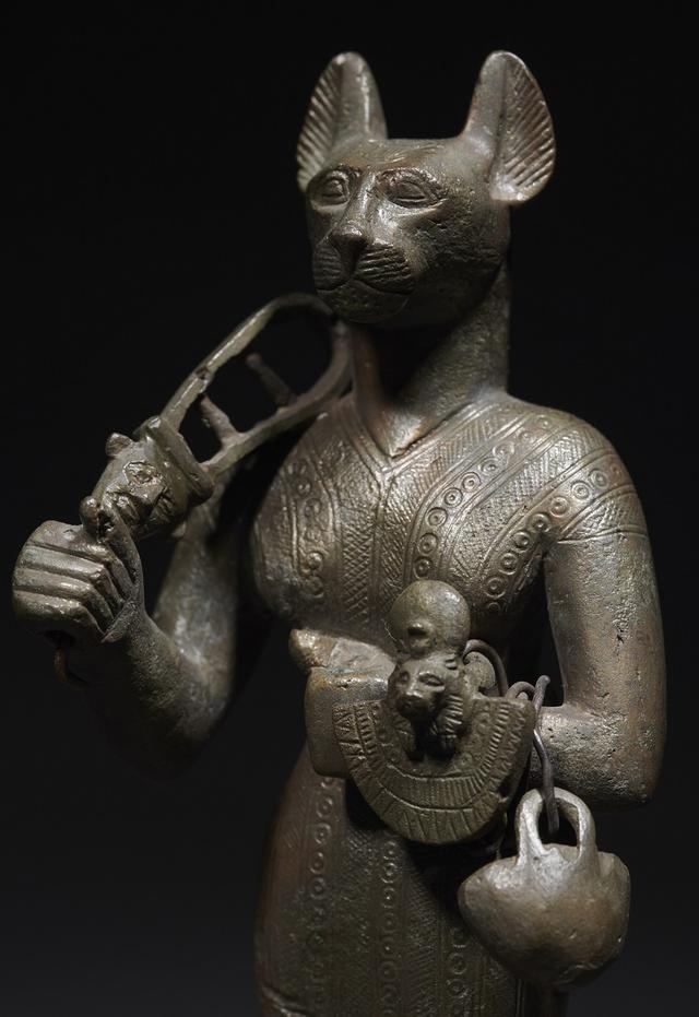 手挎小包的时髦“猫女神”。（上海博物馆供图）