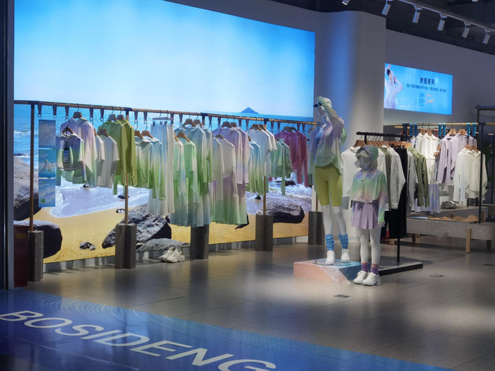 波司登线下门店中的防晒衣。