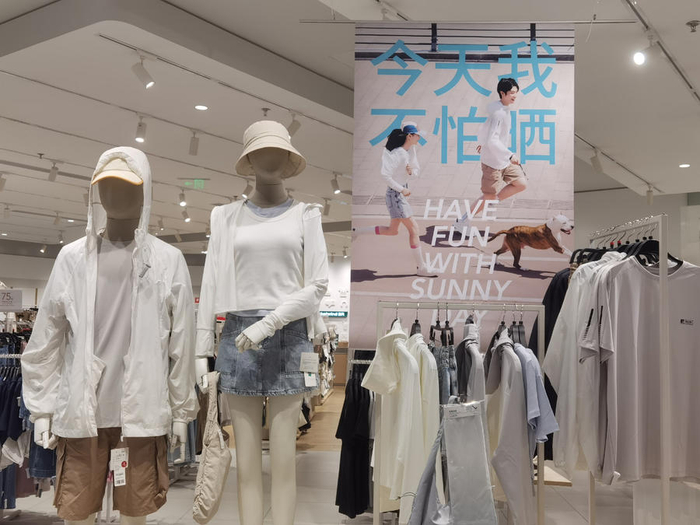 目前，各类防晒衣已成为热销商品。图为某品牌将防晒产品放在店内的显眼位置展示。