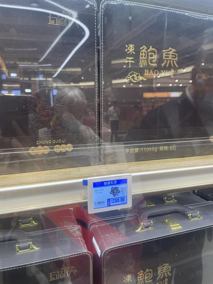 紫峰超市内部分商品让前来兑换的消费者难以衡量价格。薛晶晶/摄