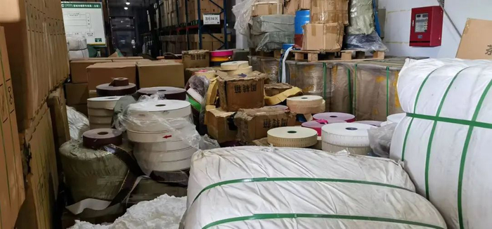 民警在制假窝点现场查获的涉案物品盘纸。