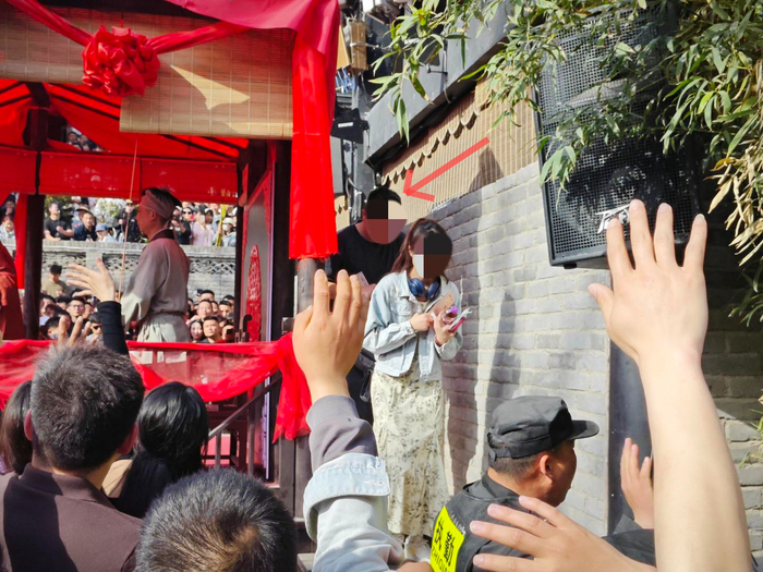 ▲刘某“相亲”后走下舞台