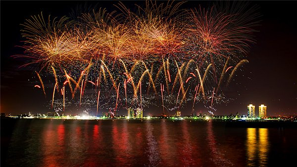 图说：金山城市沙滩国际音乐烟花节