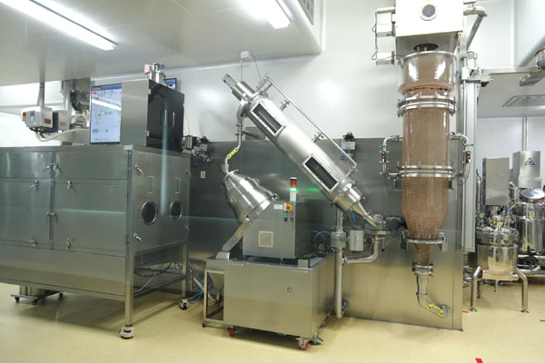 新型高速滴丸机为天士力自主创新研制的现代中药“智造”设备。（受访者供图）