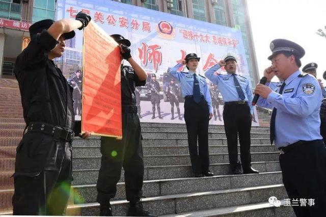 沈承刚（右一） 资料图