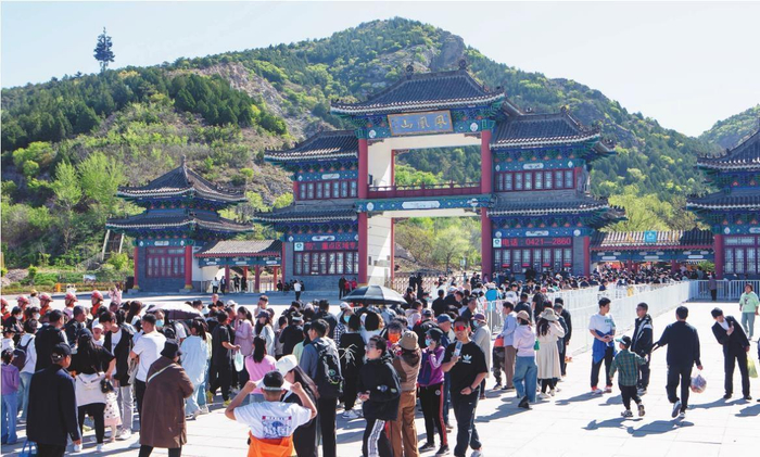         今年五一假期，凤凰山景区吸引了来自省内外的大量游客。本版图片由双塔区委宣传部提供