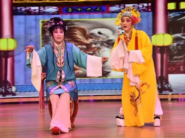 在公共服务方面,联合华师大老师,商业会计学校师生定期为社区内的