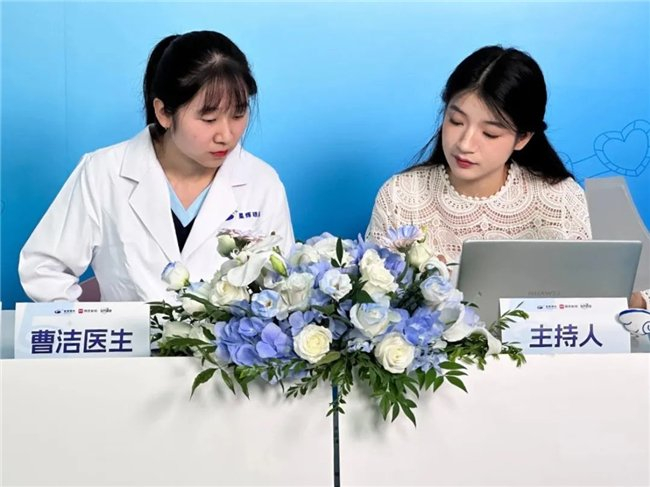 重庆南开,八中名校教师微创全飞秒手术直播精彩呈现,星辉眼科助力摘镜