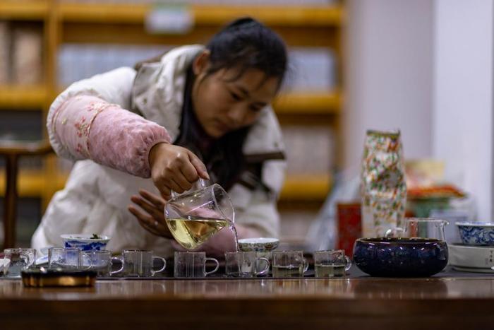 墨脱县背崩乡格林村村民袁美华在村里的特产销售部给游客泡茶。新华社记者姜帆 摄