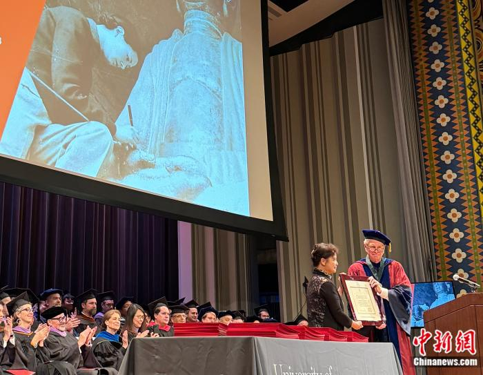   林徽因外孙女于葵代表家人上台领取证书。受访者供图