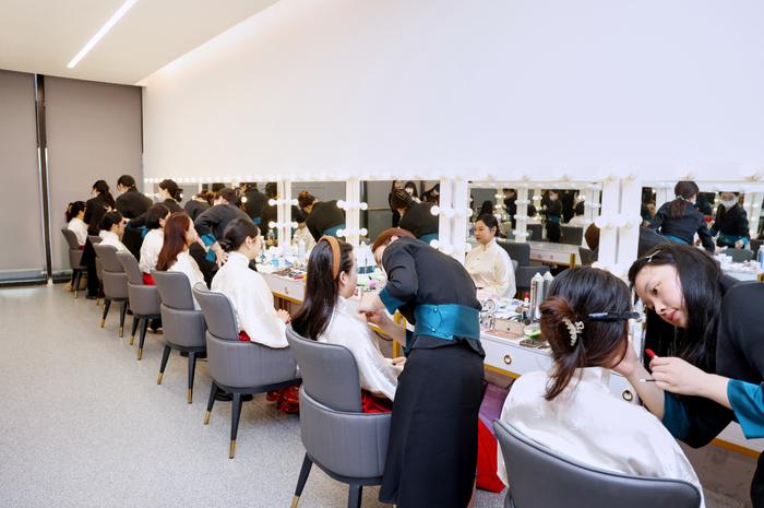 花西子彩妆师团队为50位新娘定制东方气韵妆容