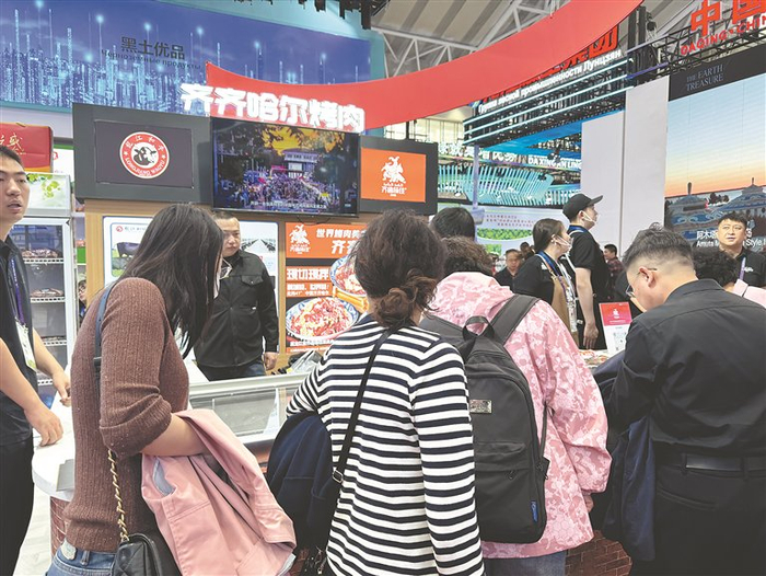     很多参观者慕名来到齐齐哈尔烤肉展位前。    本报记者 孙铭阳摄