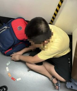 5月19日，成都地铁9号线上，一个小学生正在自顾自地玩“烟卡”游戏。宋潇 摄