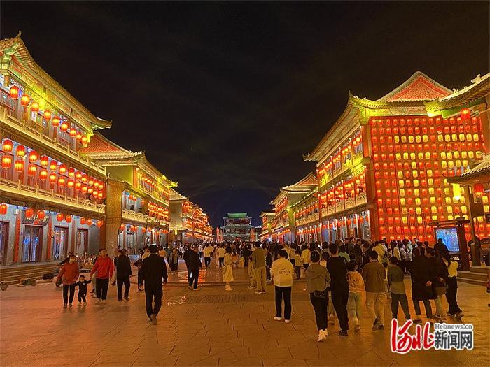 近日拍摄的邢台市襄都区府前街夜景。河北日报记者 张晓华摄