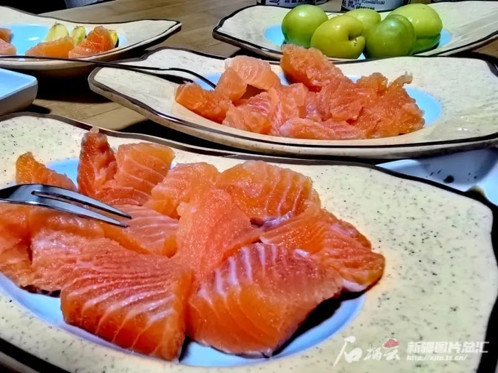 5月19日，现切三文鱼被摆上餐桌。石榴云/新疆日报记者 马帛宇摄