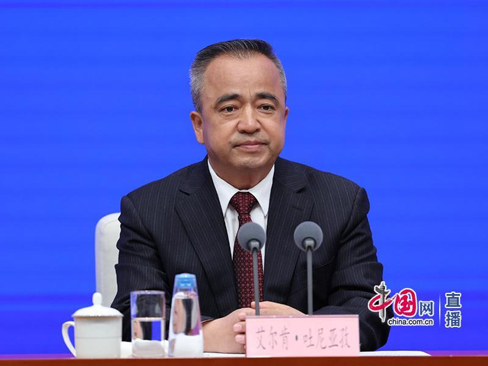 ▲新疆维吾尔自治区党委副书记、自治区主席艾尔肯·吐尼亚孜