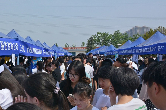 图为招聘会现场。赵晨光摄