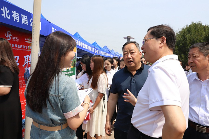 图为招聘会现场。张亚欣摄