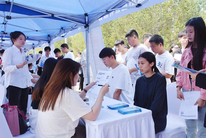 图为招聘会现场。赵晨光摄