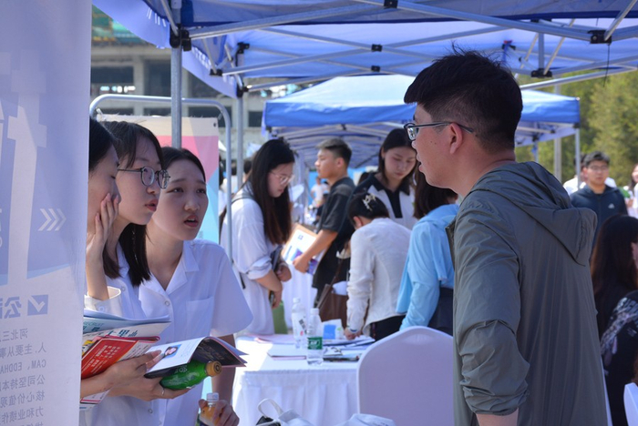 图为招聘会现场。赵晨光摄