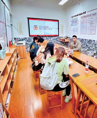     贾瑞（右）在重庆市政协澳门委员工作室与青年人交流。受访者供图