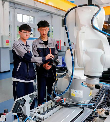     5月18日，在唐山市丰南区职业技术教育中心机器人产教融合实践基地，学生们正在进行实训。 河北日报记者 师源摄