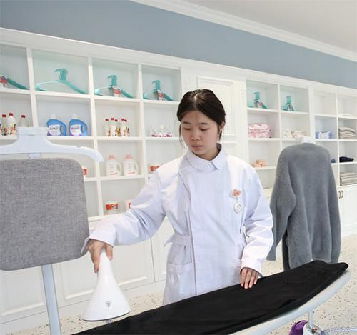     4月10日，曹妃甸职业技术学院学生在家政学院实训中心进行技能实操。 河北日报通讯员 马柔柔摄