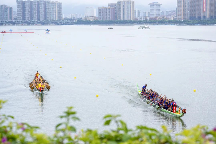 往年在北江清远市区段举行的龙舟赛（资料图）。