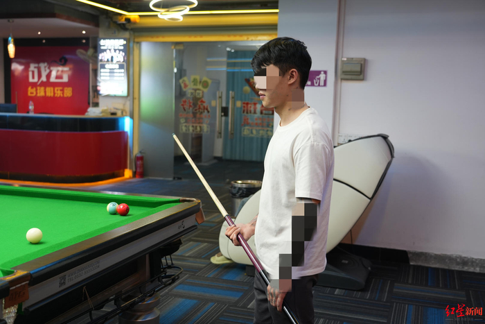 ▲夏朝勇在打台球