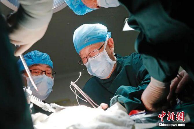 资料图：吴孟超为患者进行手术。中新社记者 殷立勤 摄
