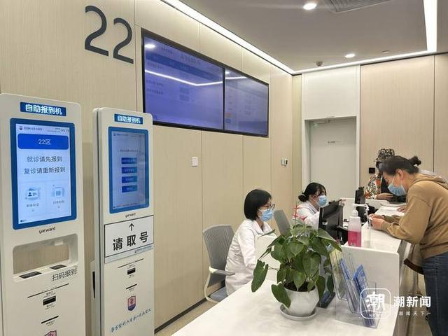 在南医大二附院，复诊患者需在自助报到机重新报到。记者 周林怡 摄