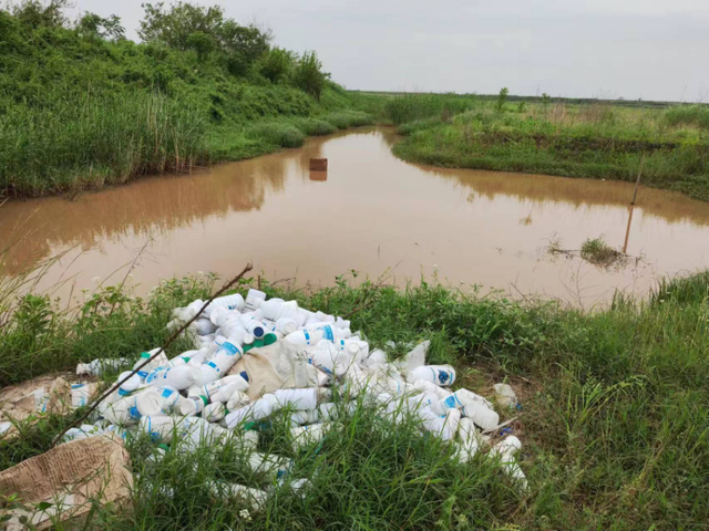 图3 2024年4月29日，督察组暗查发现，南昌县湖区围垦的农田田埂上随处可见废弃农药包装