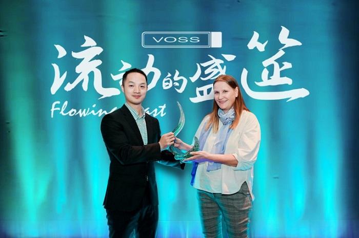 VOSS中国赠予挪威驻上海总领事馆中国传统手工艺琉璃制品“风生水起”