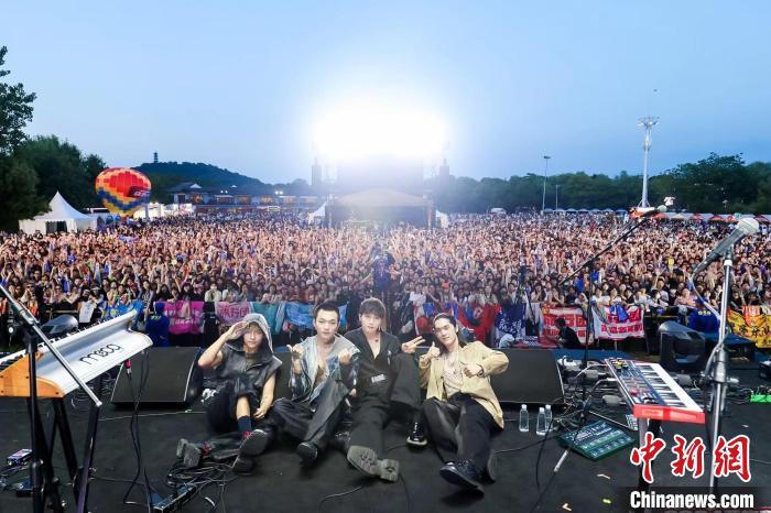 西施音乐节现场，台湾“傻子与白痴”乐队与观众留影。　诸暨台办供图