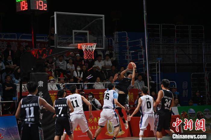 　　图为肃北雪域先锋队对战贵州“村BA”明星队。　李亚龙 摄