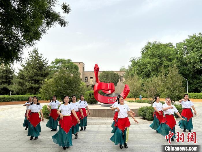 5月16日，民众在主题雕塑“团结书”前排练舞蹈《梦回拉卜楞》。戴文昌 摄