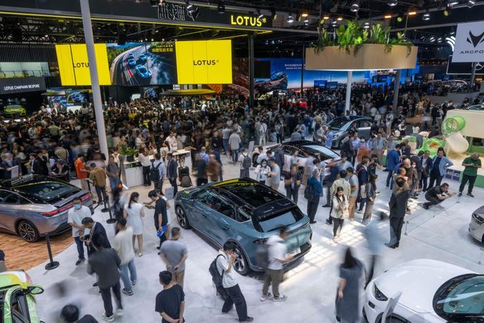 　　4月25日，人们在2024（第十八届）北京国际汽车展览会现场参观。新华社记者才扬摄
