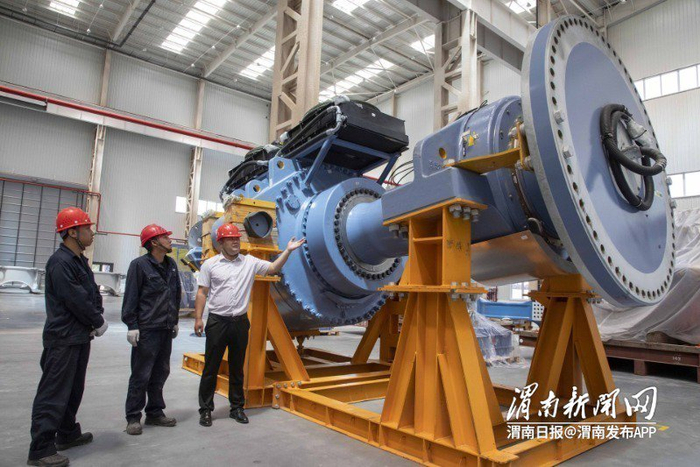 质检工人在风电装配“双碳”产业示范园项目主机厂房对生产车间风电机组进行检查